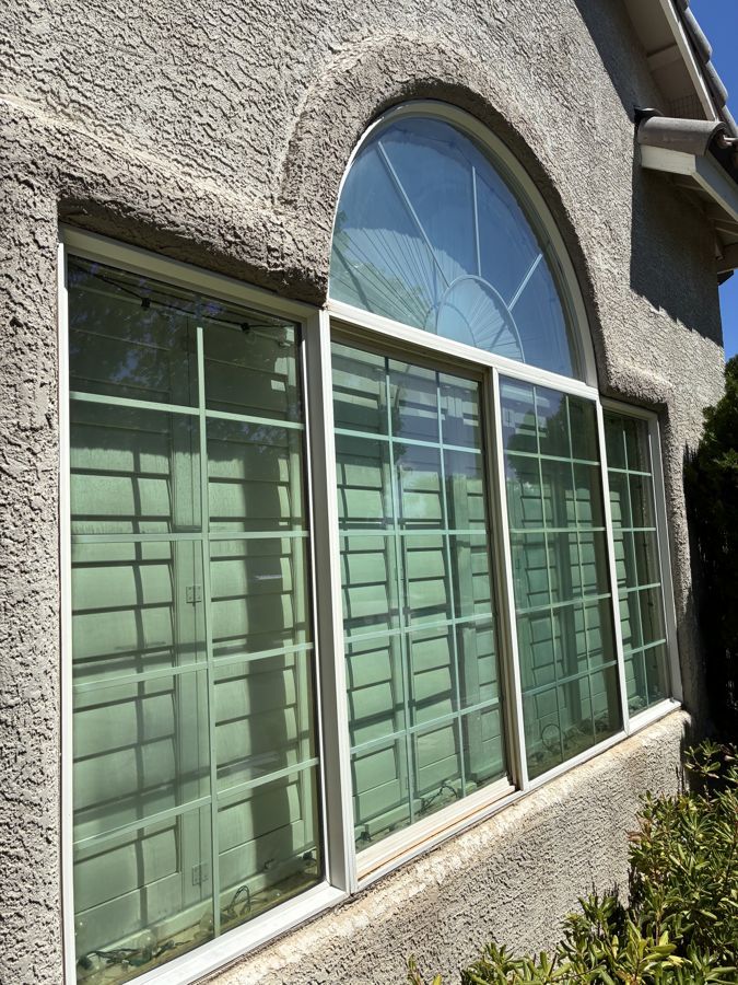 Arched window on a Las Vegas stucco home, after our cleaning